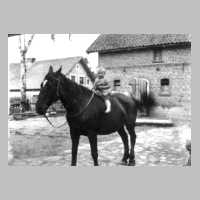 055-0006 Reiter Rudi Glang im elterlichen Hof. Links hinten im Bild das Wohnhaus der Familie Diester..jpg